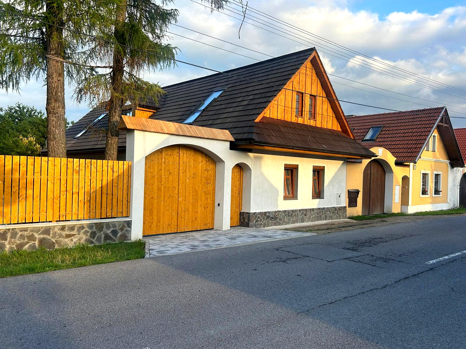Uličná fasáda domu Blatnica 30 po obnove