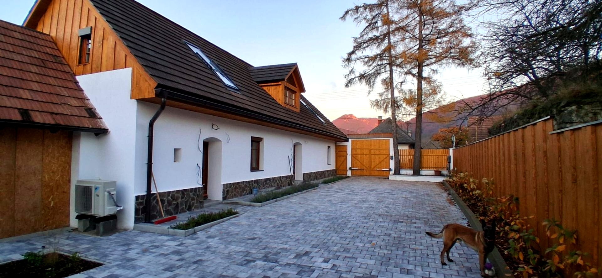 Dvor penziónu Larix s výhľadom na Veľkú Fatru